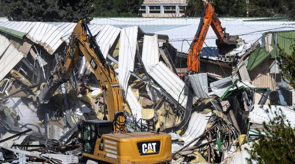 جرافات إسرائيلية تهدم أجزاء من مقر وكالة الأمم المتحدة لإغاثة وتشغيل اللاجئين الفلسطينيين (أونروا) في حي الشيخ جراح بالقدس الشرقية 20 يناير 2026 (إ.ب.أ)