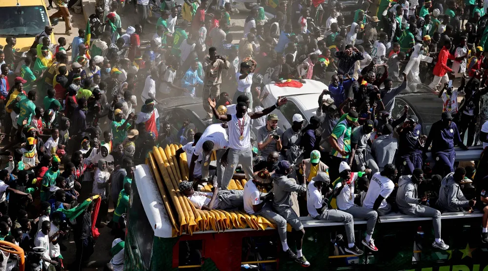 منتخب السنغال يحتفل بحافلة مكشوفة بالعاصمة داكار (رويترز) 