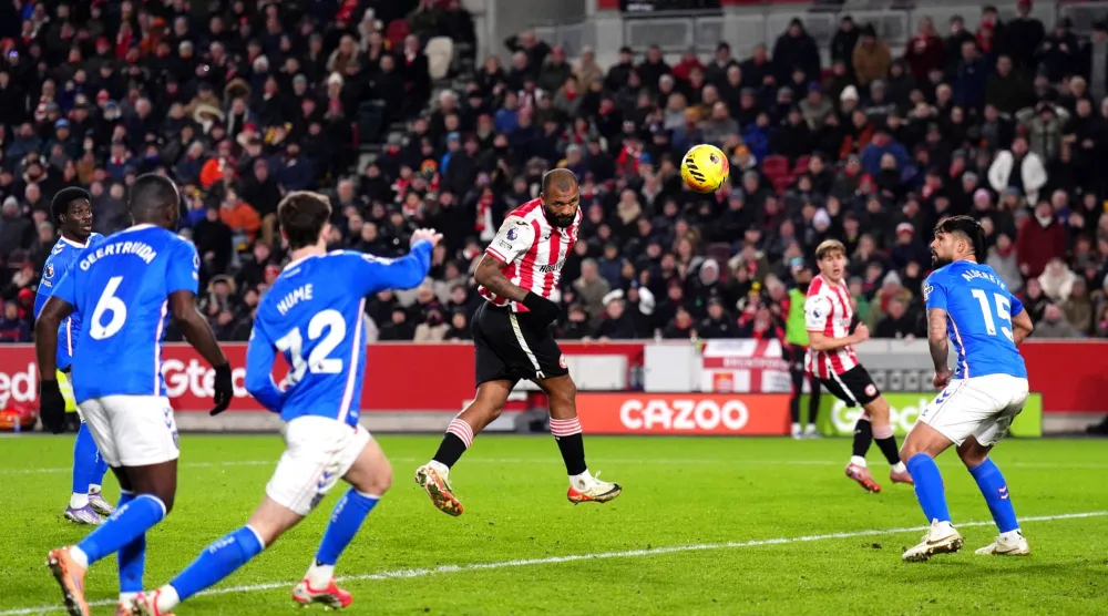 إيغور تياغو وهدف برنتفورد الثاني في شباك سندرلاند بعد أن سجل الهدف الأول أيضاً (د.ب.أ)