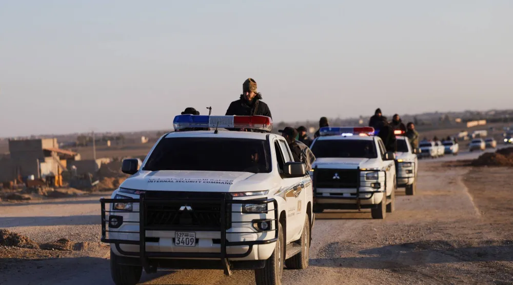 أفراد من الجيش السوري يستقلون مركبات في طريقهم إلى الحسكة عقب انسحاب  «قوات سوريا الديمقراطية» (رويترز)