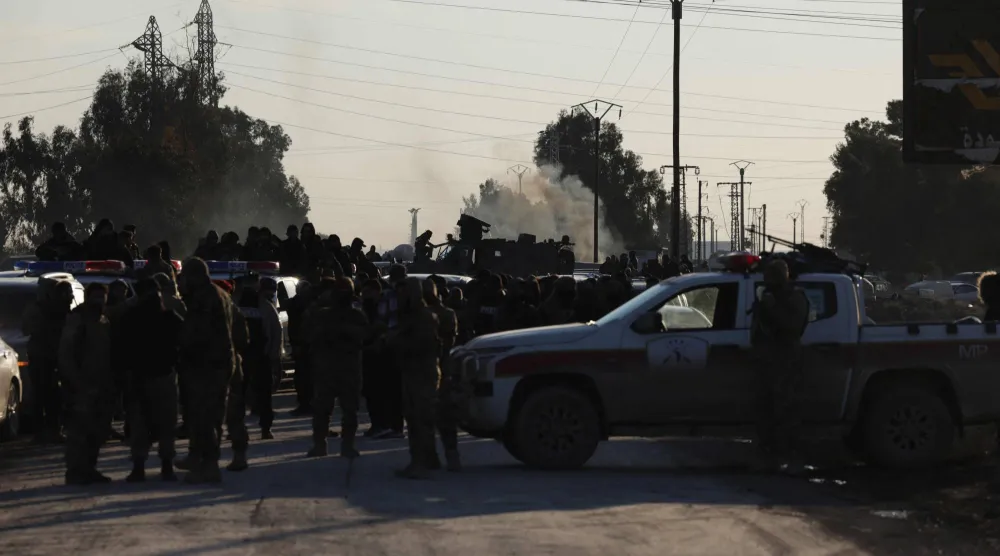 صورة لمواطنين من الرقة (أ ف ب)