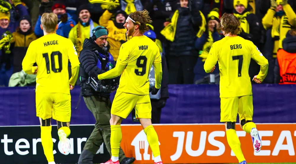 احتفالية لاعبي بودو غليمت النرويجي بالفوز الكبير على مان سيتي (د.ب.أ) 