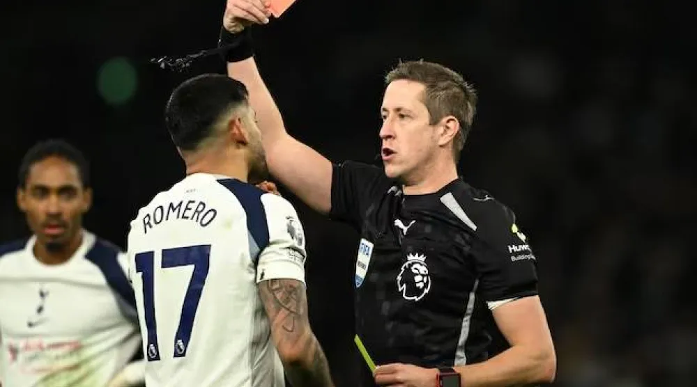 «إيفاب» يوسّع دور تقنية حكم الفيديو المساعد «الفار» في حالات الطرد (رويترز) 