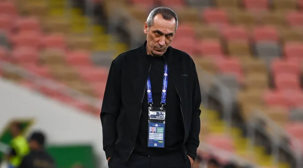 اليوناني دونيس مدرب فريق الخليج (تصوير: علي خمج)