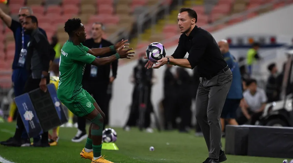 يايسله عبر عن إعجابه بما يقدمه توني (تصوير: علي خمج)