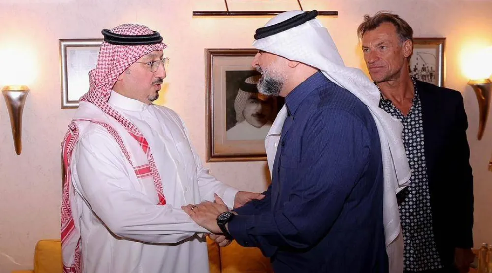 فهد سندي خلال لقاء ياسر المسحل رئيس اتحاد كرة القدم (نادي الاتحاد) 