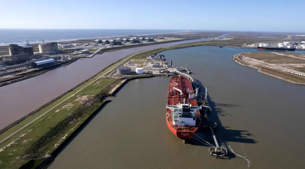 ناقلة «ناف فوتون» تحمل شحنة من النفط الفنزويلي راسية في فريبورت بولاية تكساس الأميركية 16 يناير 2026 (أ.ف.ب)