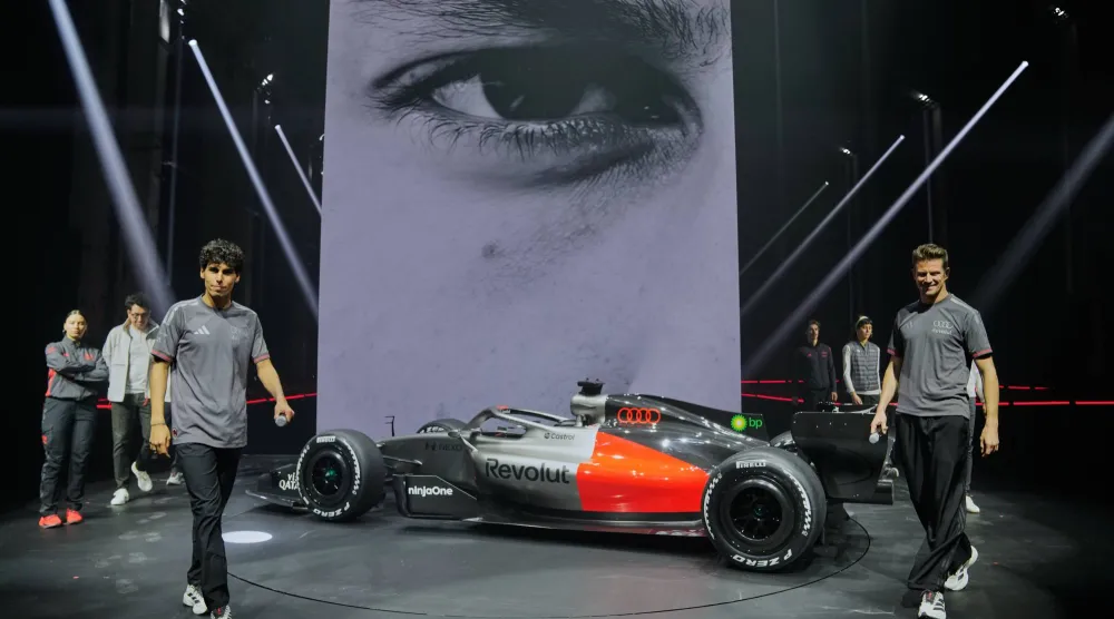 سيارة «أودي» الجديدة التي سيخوض الفريق بها موسم «فورمولا 1» (أ.ب)