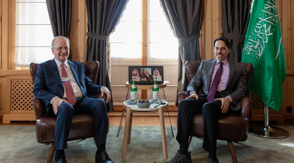 الأمير فيصل بن فرحان لدى لقائه الدكتور محمد مصطفى في دافوس الثلاثاء (الخارجية السعودية) 