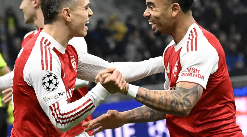 خيسوس (يمين) يحتفل مع زميله تروسارد بثنائيته في مرمى انتر (إ.ب.أ)