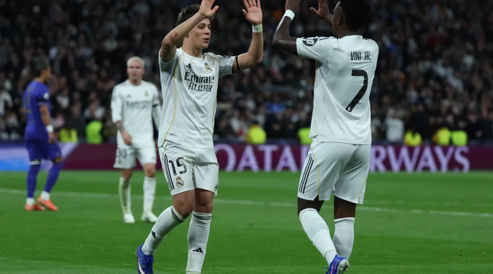 فينيسيوس جونيور (يمين) يحتفل مع زميله أردا غولر بالفوز الكبير على موناكو (إ.ب.أ)