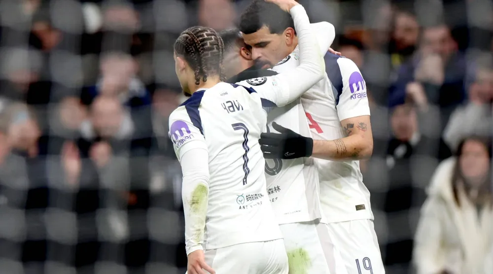 احتفالية لاعبي توتنهام بالفوز المثير على دورتموند (إ.ب.أ)