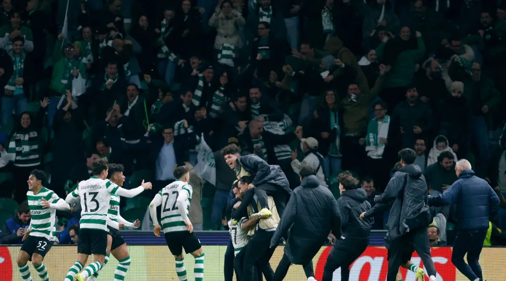 فرحة لاعبي سبورتنغ مع جماهيرهم بالفوز على البطل (أ.ف.ب)