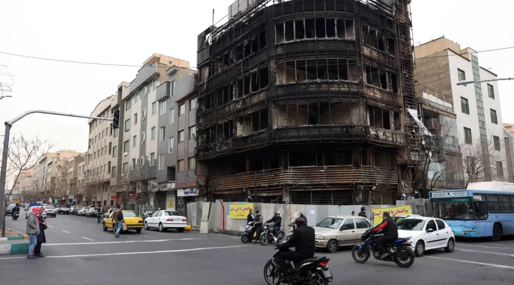 Tahran'daki hükümet karşıtı protestolar sırasında yakılan İran Merkez Bankası (Bank Melli) şubesi (AFP)