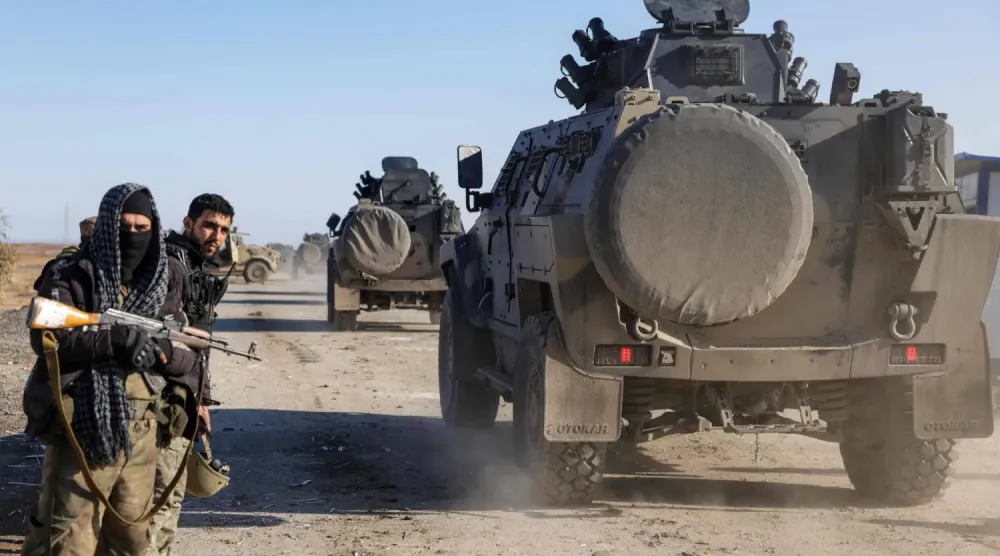 Suriye güvenlik güçleri Suriye'nin kuzeydoğusundaki Haseke kentine doğru ilerliyor, 20 Ocak 2026 (AFP)