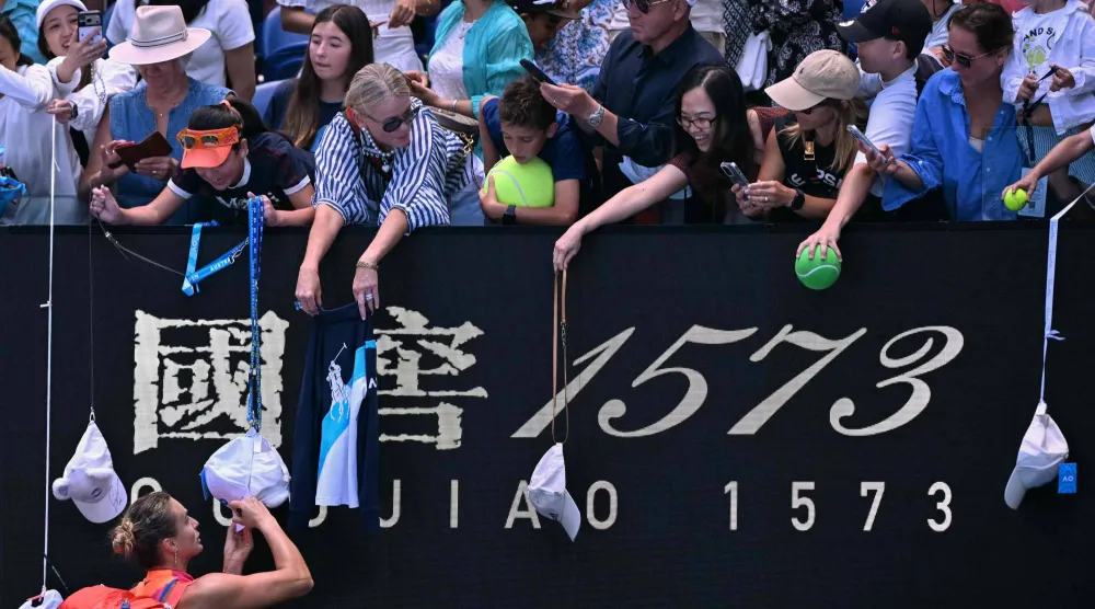 تقدمت سابالينكا بطلة ملبورن بارك 5-صفر قبل ‌أن ⁠تتعثر (أ.ف.ب)