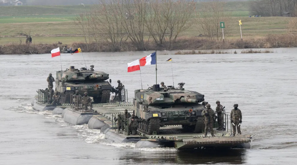 جنود من فرنسا وبولندا يشاركون في مناورة عسكرية مشتركة مع جنود من كثير من دول «الناتو» على نهر فيستولا في كورزينيو ببولندا 4 مارس 2024 (د.ب.أ)