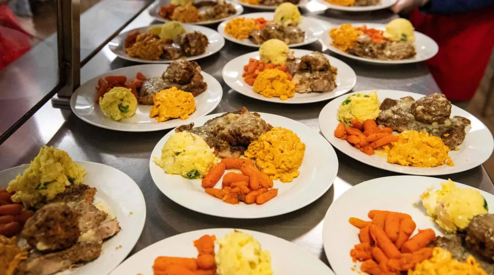 مشكلة زيادة الوزن والسمنة لا تتعلق فقط بكمية الطعام التي يتناولها الشخص بل بنوعيته وتركيبته الغذائية والصورة لوجبات في مدينة بوسطن الأميركية (أ.ف.ب)