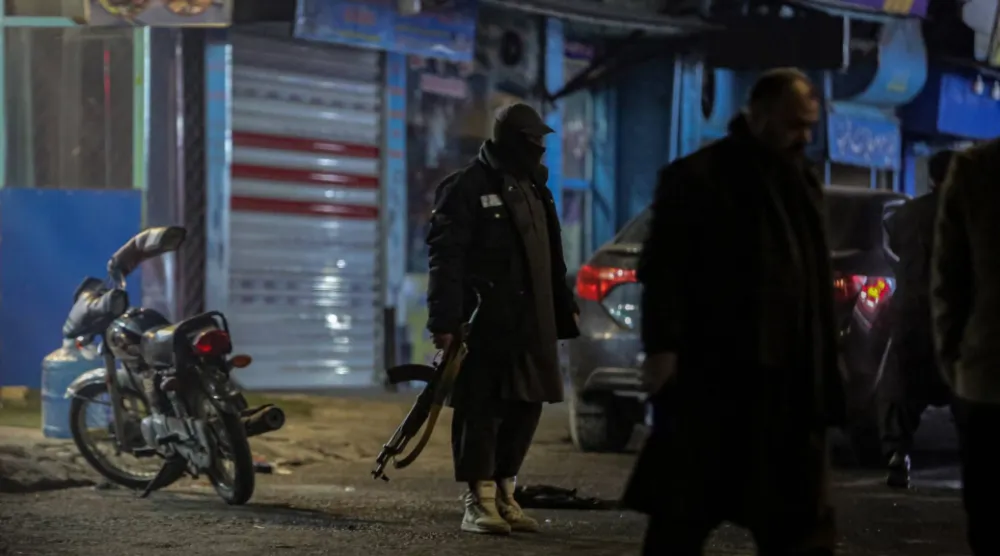 أفراد من القوات الأمنية في مسرح التفجير بالعاصمة الأفغانية (إ.ب.أ)