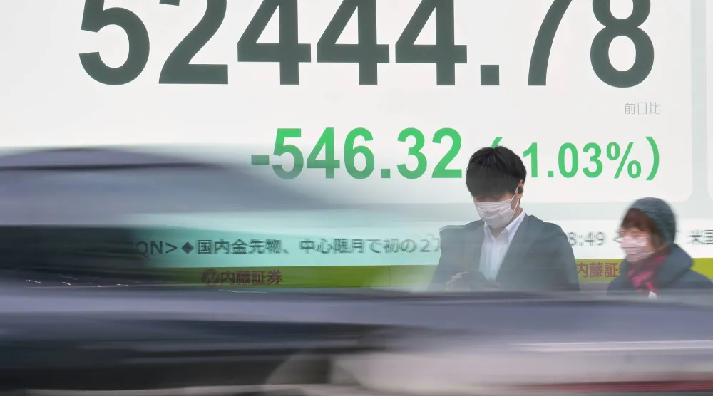 شاشة تعرض حركة الأسهم في وسط العاصمة اليابانية طوكيو (أ.ب)