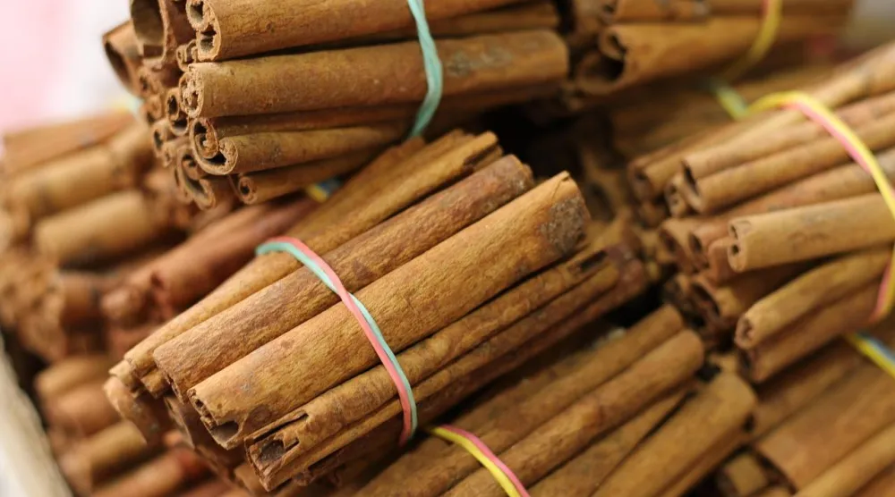 القرفة قد تُخفض مستوى السكر في الدم وتساعد في السيطرة على مضاعفات مرض السكري الشائعة (بيكساباي)