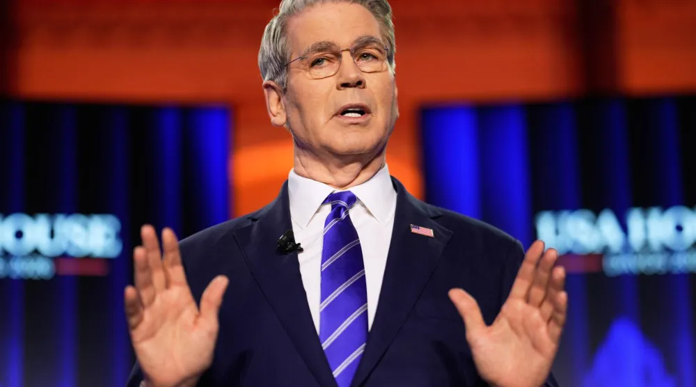 سكوت بيسنت في مقر البيت الأميركي خلال الاجتماع السنوي للمنتدى الاقتصادي العالمي في دافوس (أ ب)