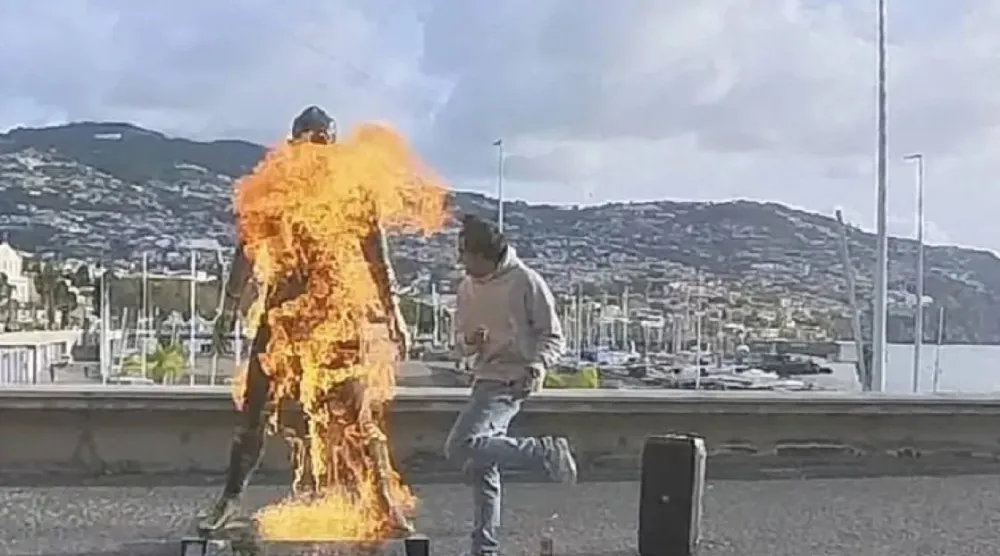 أقدم شخص على إضرام النار في تمثال النجم البرتغالي كريستيانو رونالدو (وسائل التواصل الاجتماعي)