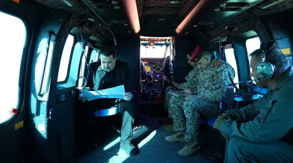 رئيس الحكومة العراقية محمد السوداني داخل طائرة عسكرية (إعلام حكومي)