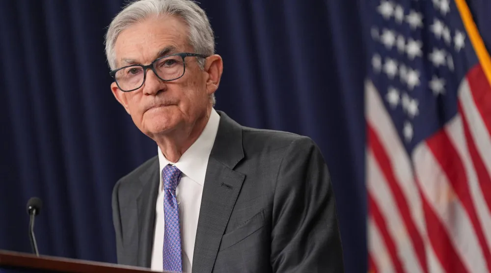 باول يتحدث إلى الصحافيين عقب اجتماع لجنة السياسة النقدية (أ.ب)