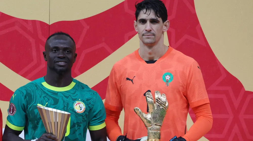 ماني وبونو حققا جائزتي أفضل لاعب وحارس في كأس أفريقيا (رويترز)