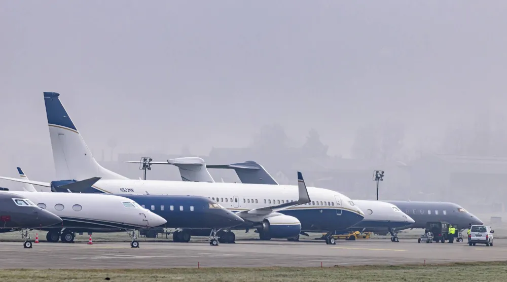 طائرات متوقفة في قاعدة دوبندورف الجوية التي تُستخدم لركن طائرات المشاركين في المنتدى الاقتصادي العالمي بسويسرا (إ.ب.أ)