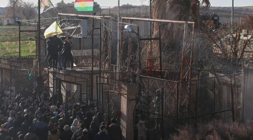 قامت عناصر من «وحدات حماية الشعب الكردية» بإنزال علم تركيا ورفع أعلام «قسد» وصورة قائدها مظلوم عبدي على بوابة نصيبين - القامشلي وسط توتر شديد على الحدود التركية - السورية (أ.ب)
