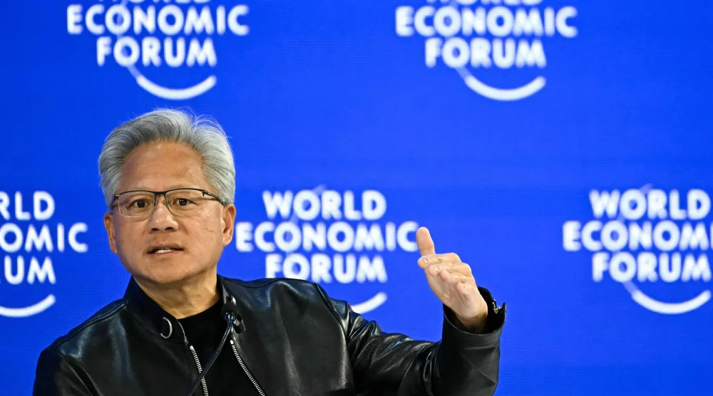 رئيس «إنفيديا» يتحدث في إحدى جلسات المنتدى الاقتصادي العالمي في دافوس (أ.ف.ب)