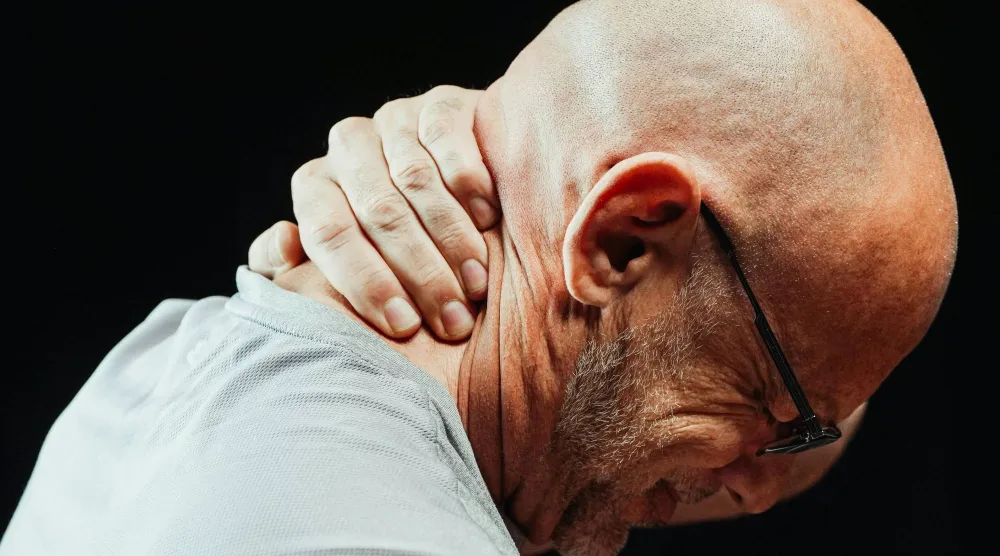 الكتلة في الرقبة قد تنتج عن اضطرابات في الغدة الدرقية أو عن السرطان (بيكسلز)