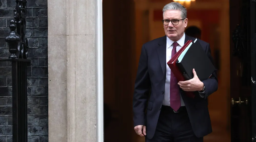 رئيس الوزراء البريطاني كير ستارمر يغادر مقر رئاسة الوزراء في «10 داونينغ ستريت» متوجهاً إلى البرلمان بلندن - 21 يناير 2026 (إ.ب.أ)
