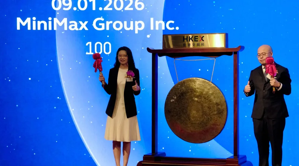 قرع جرس التداول خلال جلسة إدراج «ميني ماكس» في بورصة هونغ كونغ الصينية (أ.ف.ب)