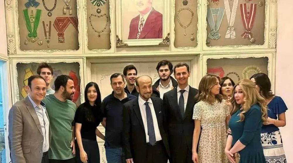صورة بشار وعائلته مع عمّه رفعت الأسد في أبريل 2024 بعد عودته من فرنسا (مواقع تواصل)