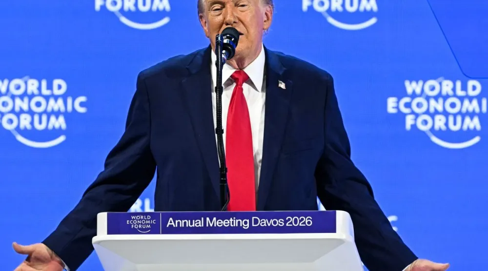 الرئيس الأميركي دونالد ترمب يشير بيده أثناء إلقائه خطاباً خلال الاجتماع السنوي للمنتدى الاقتصادي العالمي في دافوس، سويسرا 21 يناير 2026 (أ.ف.ب)