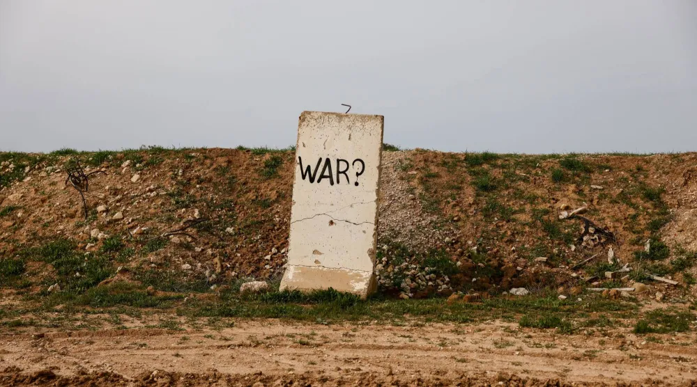 كلمة «حرب؟» كتبت على كتلة خرسانية على الجانب الإسرائيلي مع غزة في جنوب إسرائيل يوم الأربعاء (رويترز)