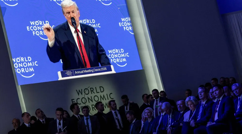الرئيس الأميركي دونالد ترمب متحدثاً في دافوس اليوم (رويترز)