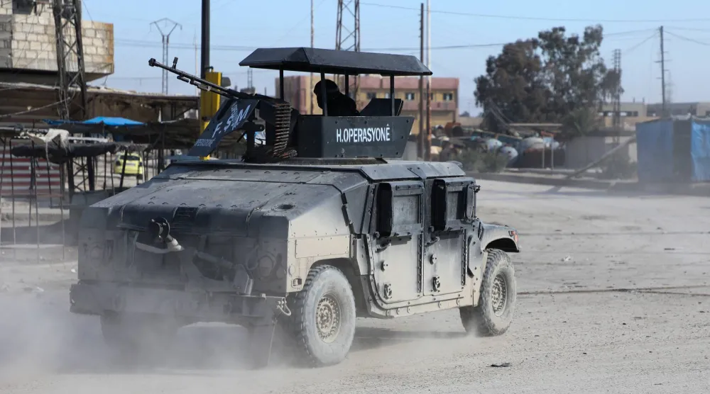 عربة عسكرية لـ «قوات سوريا الديمقراطية» في الحسكة الأربعاء (رويترز)