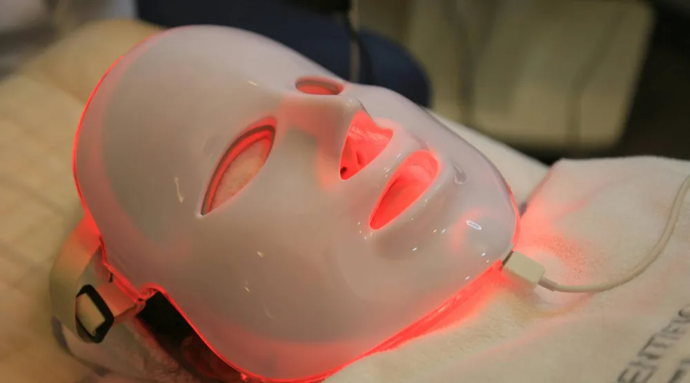 البشرة تتعرض لمصباح أو جهاز يُصدر ضوءاً أحمر ضمن هذا العلاج الطبي (بيكسلز)