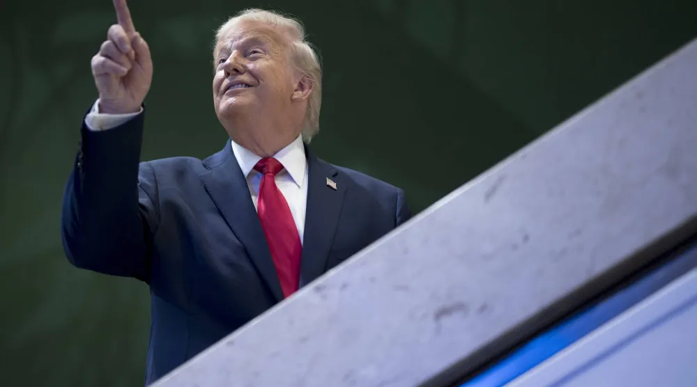 الرئيس الأميركي دونالد ترمب يشير بيده بعد خطابه الخاص في الاجتماع السنوي السادس والخمسين للمنتدى الاقتصادي العالمي في دافوس بسويسرا يوم 21 يناير 2026 (إ.ب.أ)