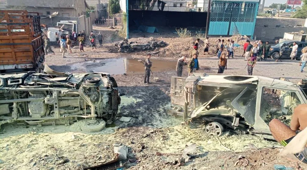 من آثار التفجير الذي استهدف موكب القائد العسكري حمدي شكري في عدن (إكس)