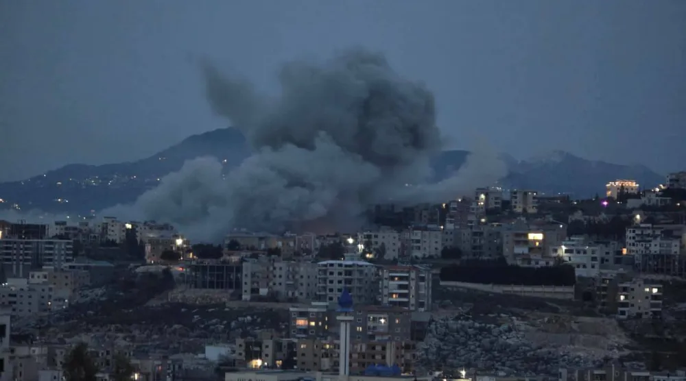 الدخان يتصاعد من موقع استهدفته غارة إسرائيلية في بلدة الكفور بجنوب لبنان بعد إنذار بإخلائه (متداول)