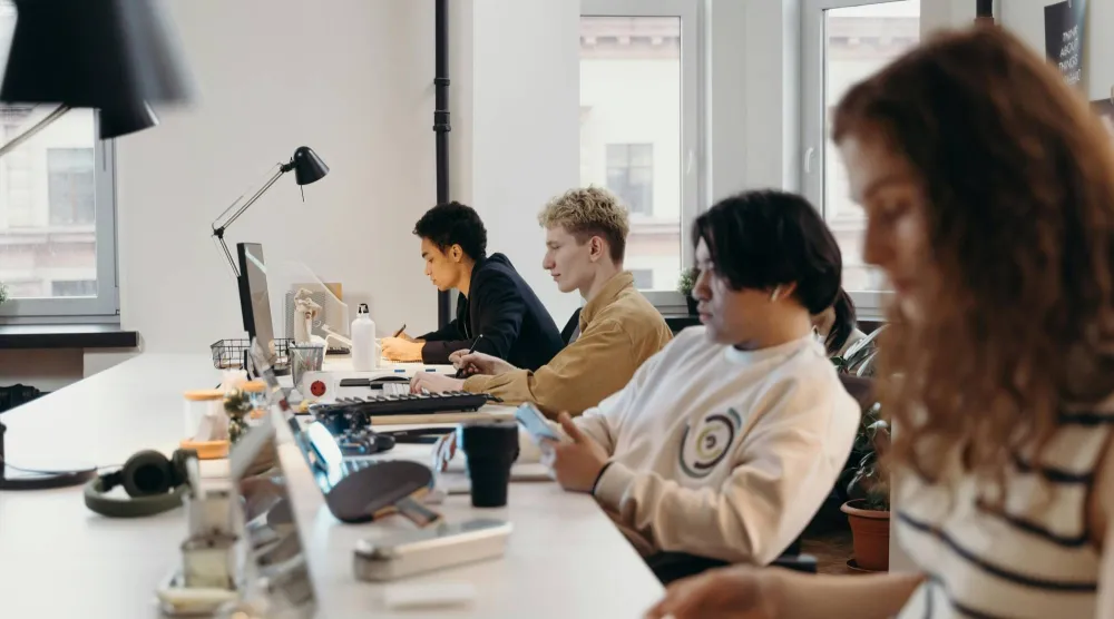 الخمول وقلة الحركة يؤديان إلى انخفاض واضح في عدد السعرات الحرارية التي يحرقها الجسم يومياً (بيكسلز)