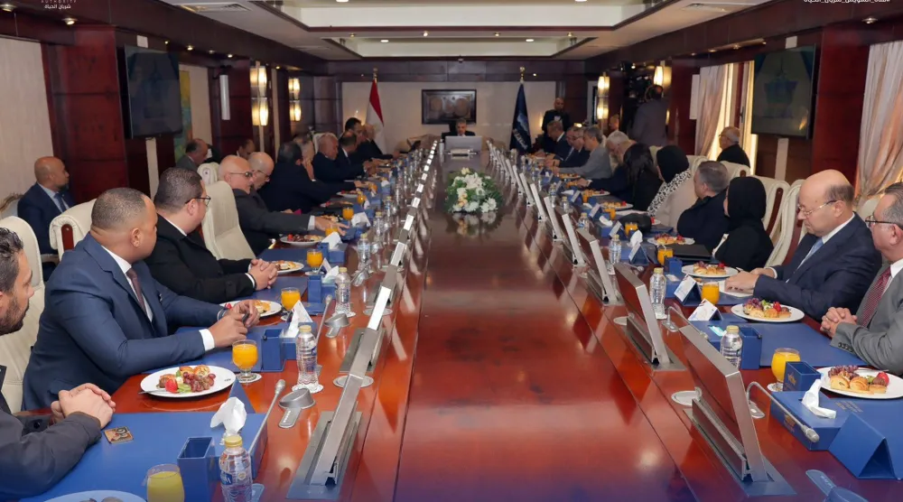 الفريق أسامة ربيع رئيس هيئة قناة السويس خلال اجتماع موسع مع ممثلي 20 جهة من الخطوط والتوكيلات الملاحية الأربعاء (هيئة القناة)