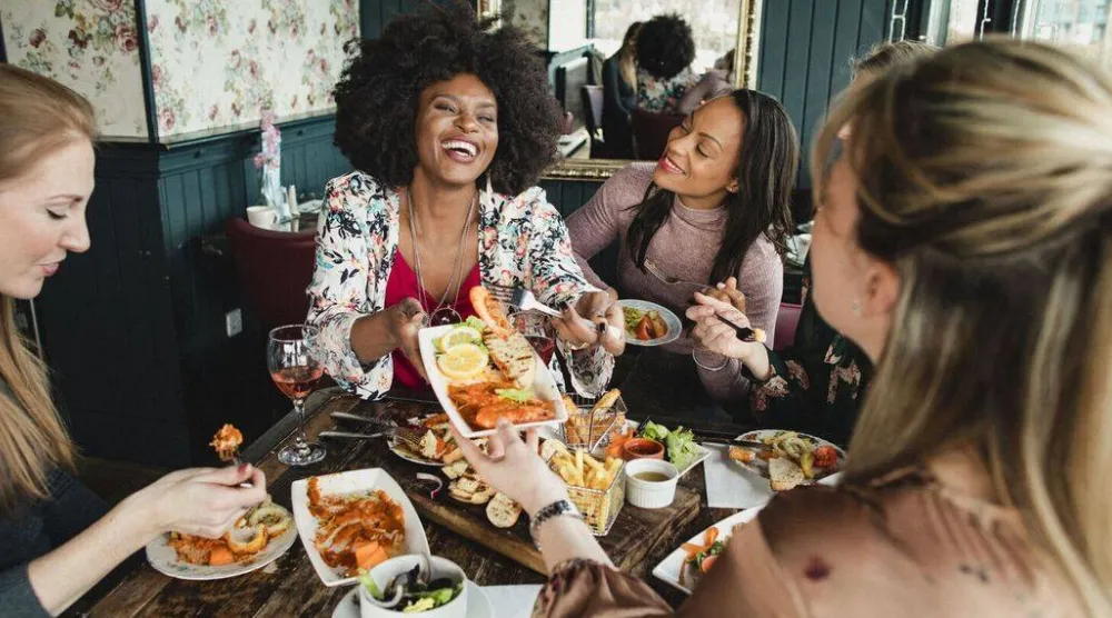 دعوة منزلية (أ.ف.ب)