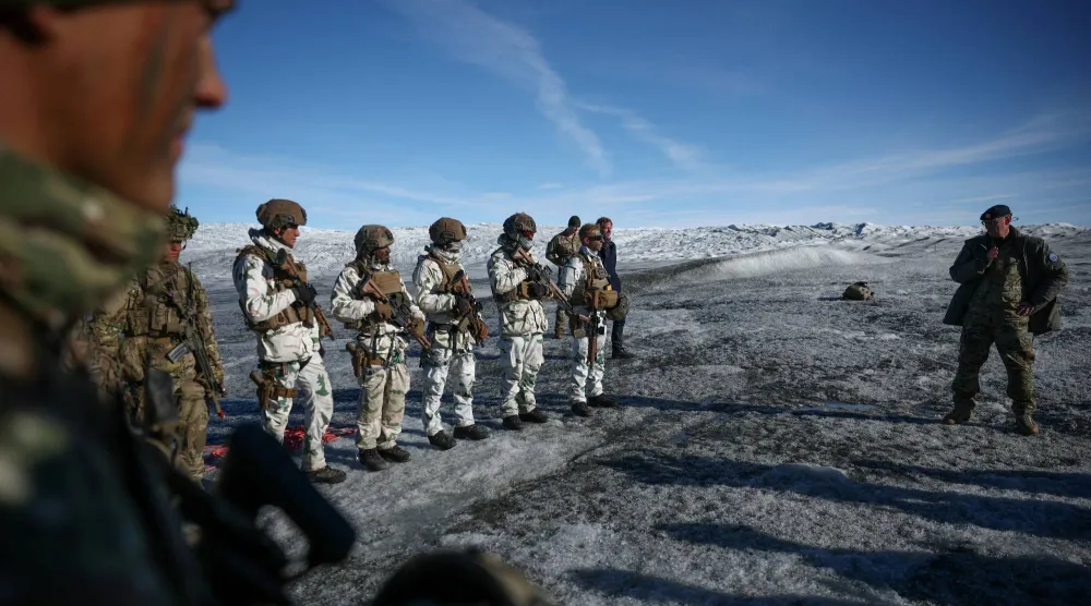 قوات مسلحة دنماركية وفرنسية تظهر خلال تدريب عسكري في غرينلاند (رويترز)