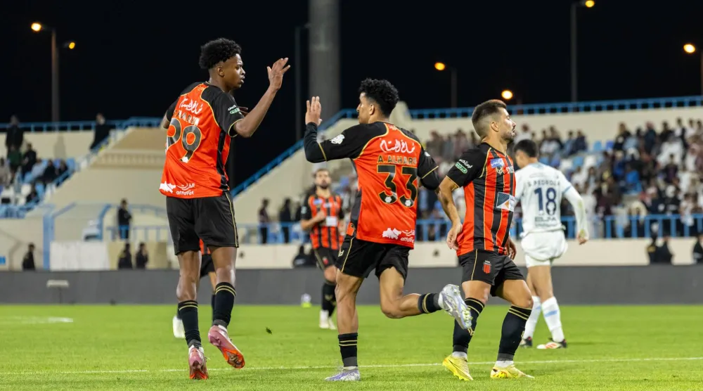 لاعبو الرياض يحتفلون بهدف التعادل (دوري روشن)